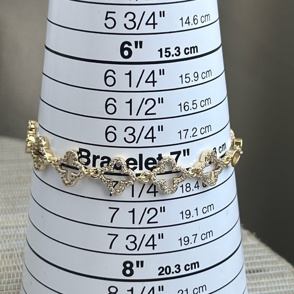 Outlined Gold pavé accented Clover Bracelet - Picture 3 of 3